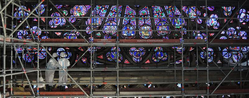 Détail complexe de la Rose Nord du vitrail Notre-Dame de Paris, mettant en avant ses verres médiévaux